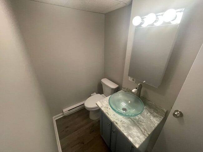 Building Photo - Updated 2 Bedroom  Townhouse