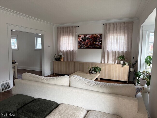 Building Photo - 1320 W 108th St