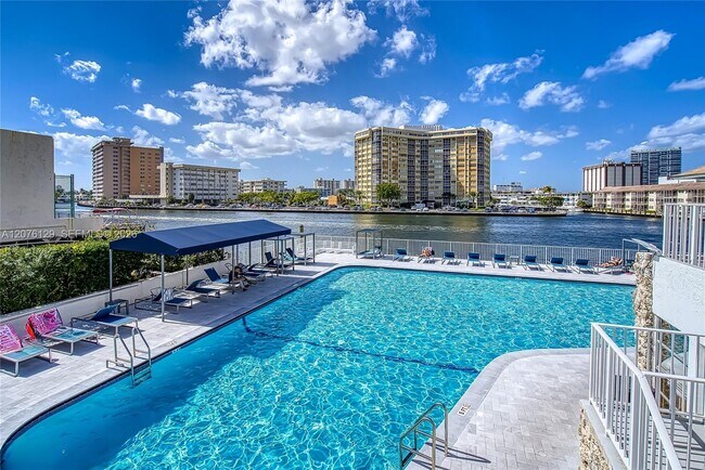 Building Photo - 1833 S Ocean Dr
