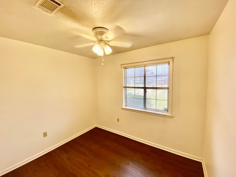 Bedroom x 3 - 2033 Loyd St