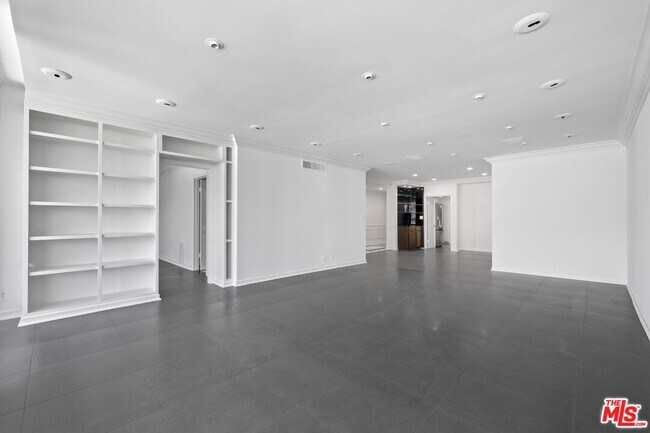 Building Photo - 1100 Alta Loma Rd