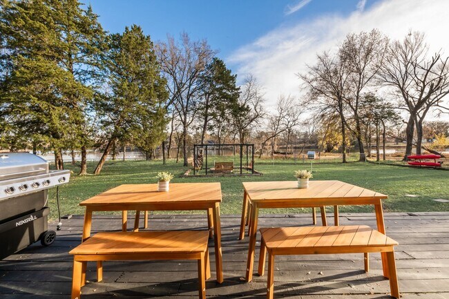 Building Photo - Lakefront Luxury Retreat, 5 Beds, 3 Baths, Quiet Gated Community.