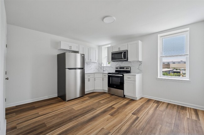 Building Photo - 6154 Glenmore Ave