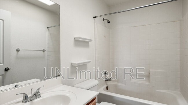 Building Photo - 3232 N Hedgewood Dr