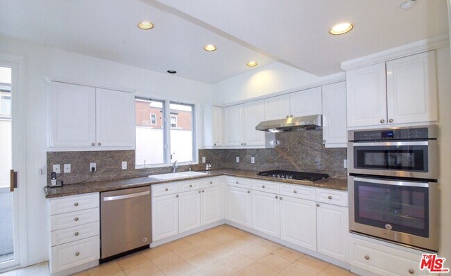 Building Photo - 121 N Almont Dr