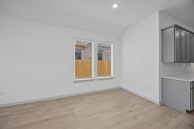 Building Photo - 400 Deerpath St