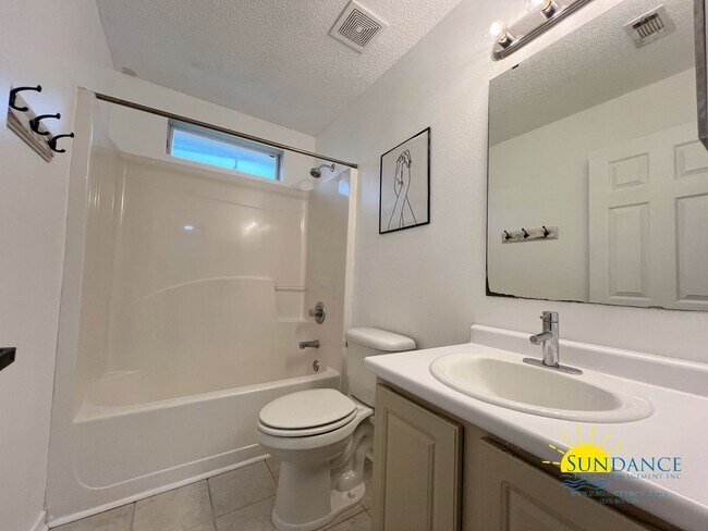 Building Photo - Charming 3-Bedroom + Office Home in Crestview, Prime Location Near I-10 & FL-85!
