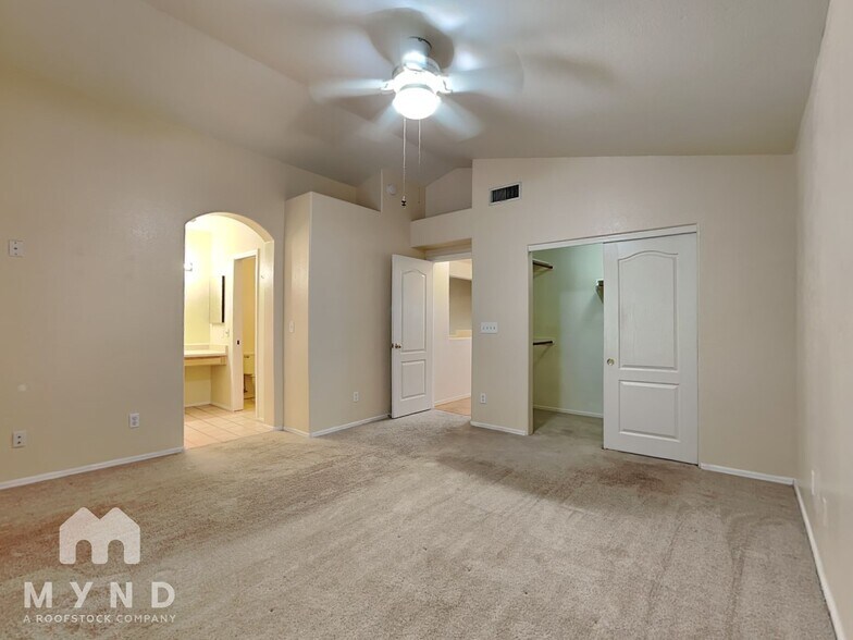 Building Photo - 3696 W Sunglade Dr