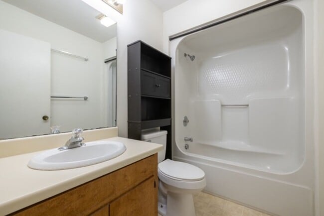 Building Photo - 2 Bedroom Duplex - Close to Campus!