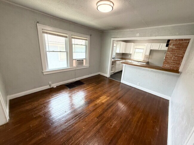 Building Photo - Updated 2 Bedroom/ 1 Bath Home in KCMO