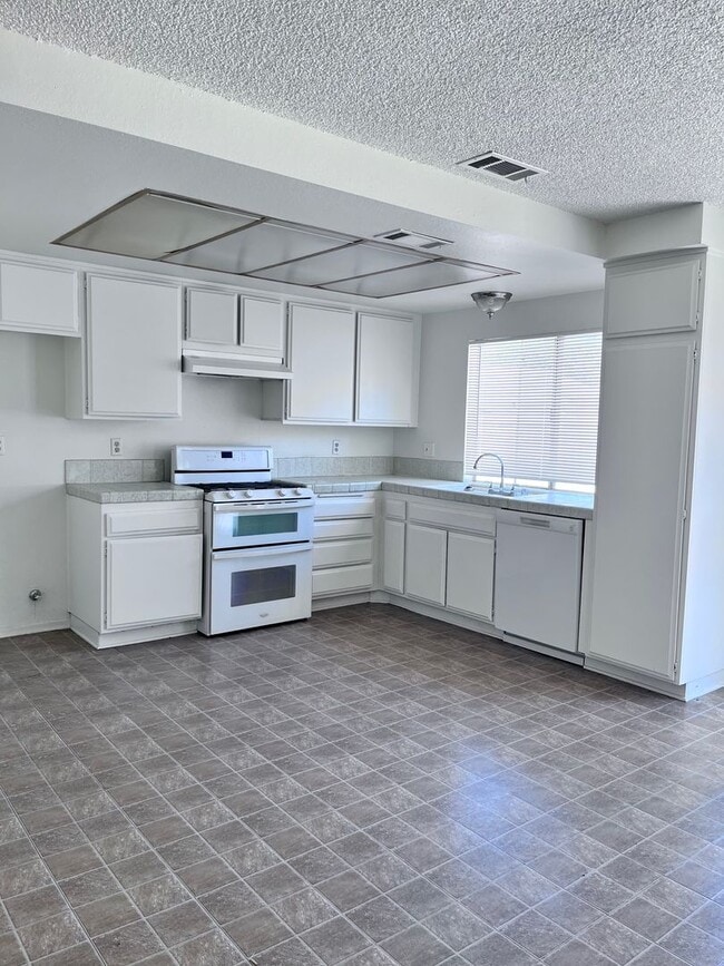 Building Photo - North Redlands Home with NEW Paint & Carpet