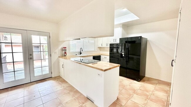 Building Photo - Lovely & Freshly Updated, Remodeled, Paint...