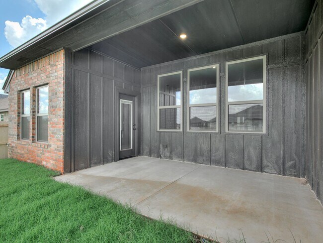 Building Photo - New Home In Yukon!
