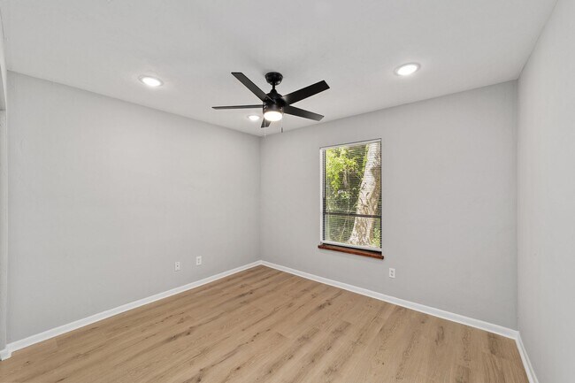 Building Photo - Beautifully Renovated 3 Bed 2 Bath Home in...