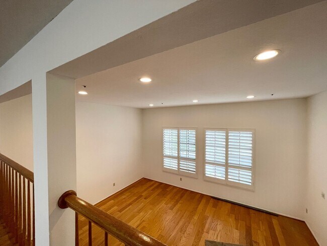 Building Photo - Stunning West Hills Executive Home