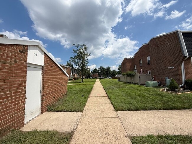 Building Photo - 2041 Harbour Dr