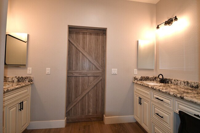 Building Photo - 21144 LEAVITT Ln