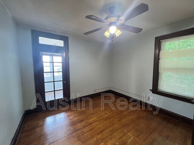 Building Photo - 5072 Lindenwood Ave