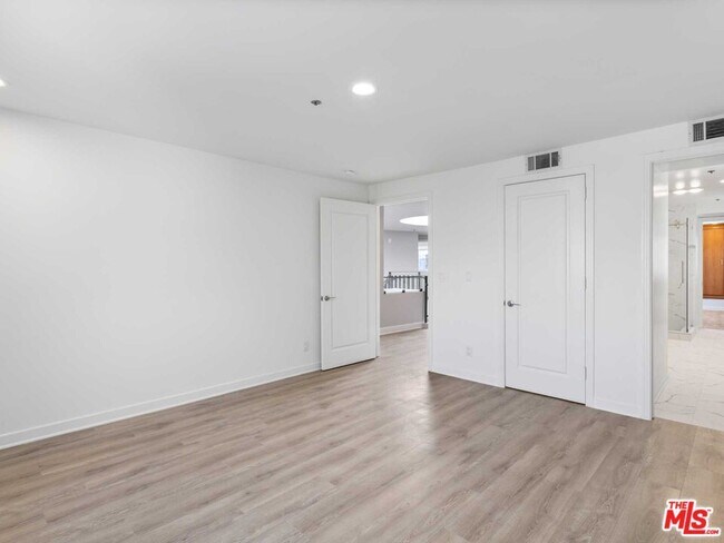 Building Photo - 112 Elm Dr