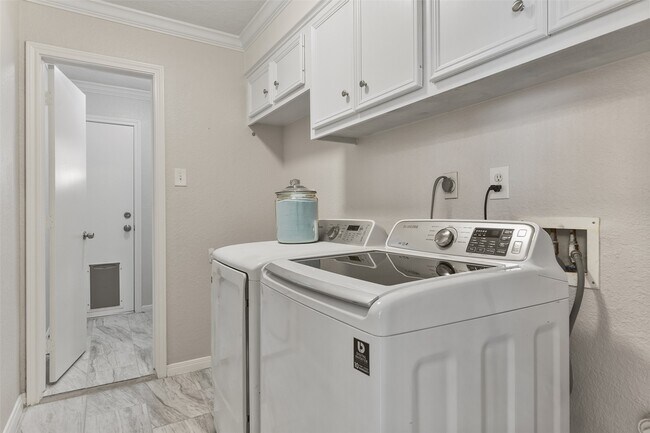 Building Photo - 416 Live Oak Ln