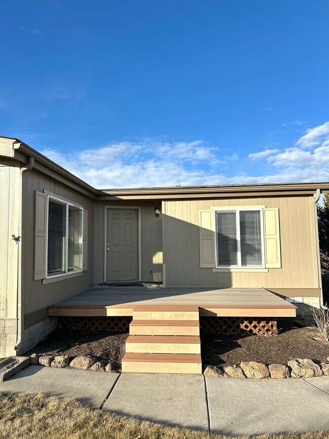 Building Photo - Light & bright single level home in NE Bend!