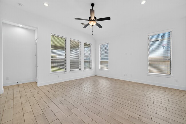 Building Photo - 10727 River Walk Dr