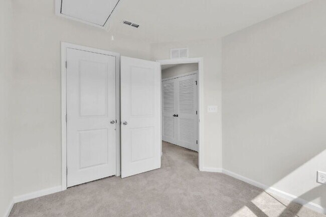 Building Photo - Modern 3BR Townhome with Bonus Room Near F...