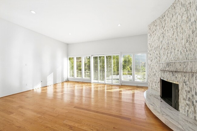 Building Photo - Alto Cedro Estate Lease