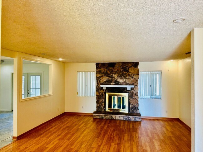 Building Photo - Charming 3 Bedroom, 2 Bath Home with Sunroom – Hesperia