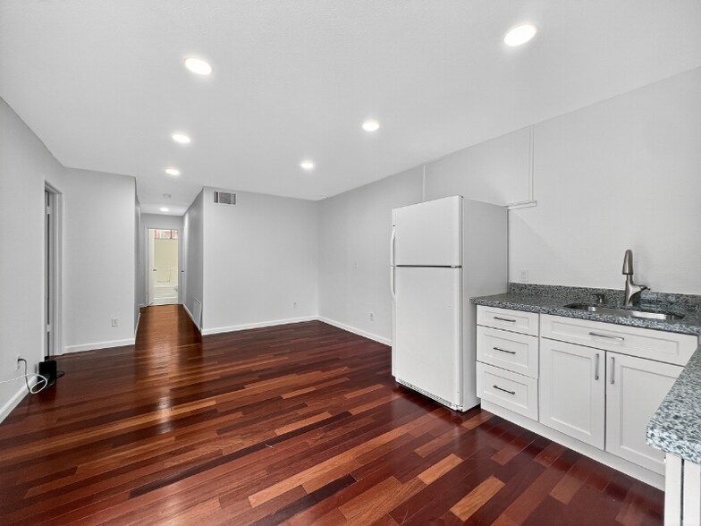 Building Photo - 632 Corliss St