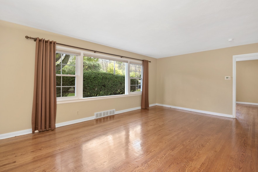 14x20 Living Room - 755 Weidman Rd