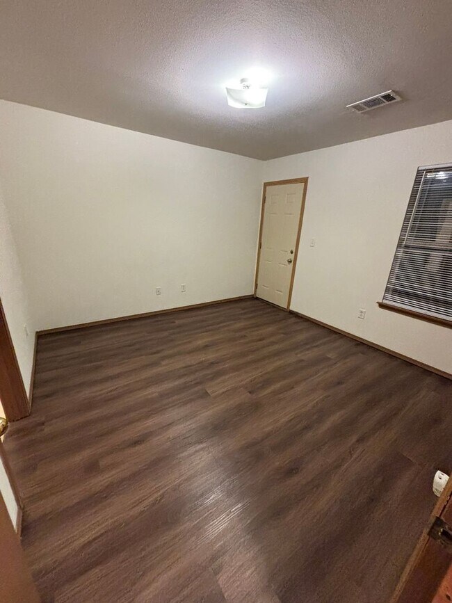 Building Photo - 305-307 E. Asher Ct.