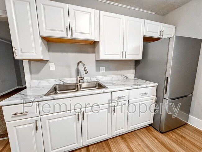 Building Photo - 422 S Hocker Ave