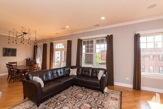 Building Photo - 3 bedroom in Chicago IL 60657