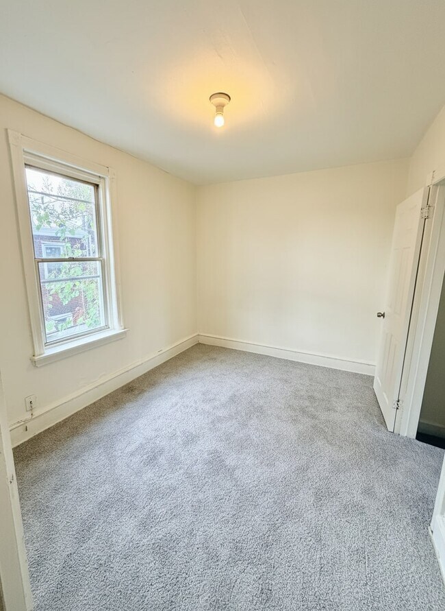 Building Photo - 630 E Thayer St