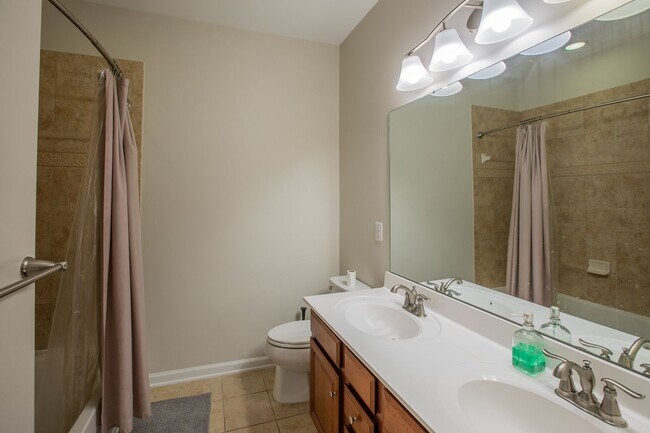 Building Photo - Stunning 3 BR/2.5 BA Townhome in Greenbelt!