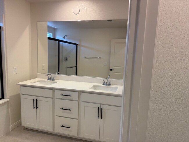 Building Photo - Spacious Home in Belcarra