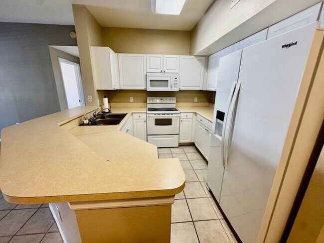 Building Photo - 3 bedroom 2 bathroom Condo in the Gardens at Beachwalk