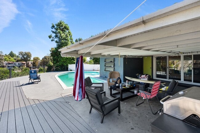 Building Photo - Private pool with canyon views!