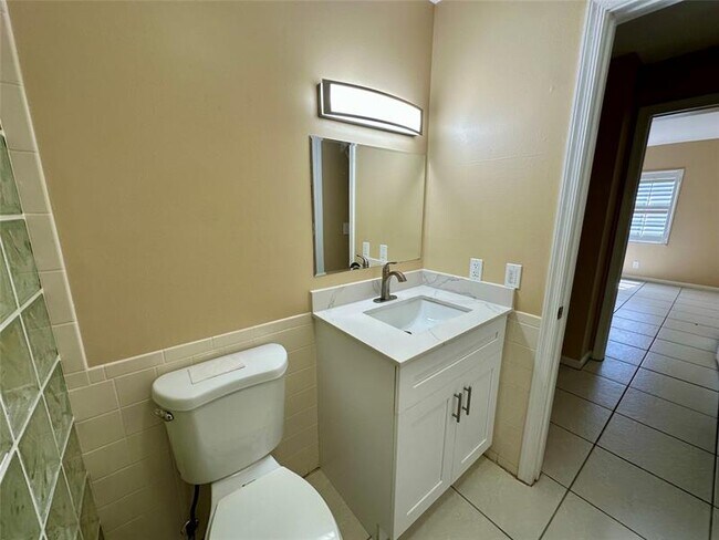 Building Photo - 6317 Bay Club Dr
