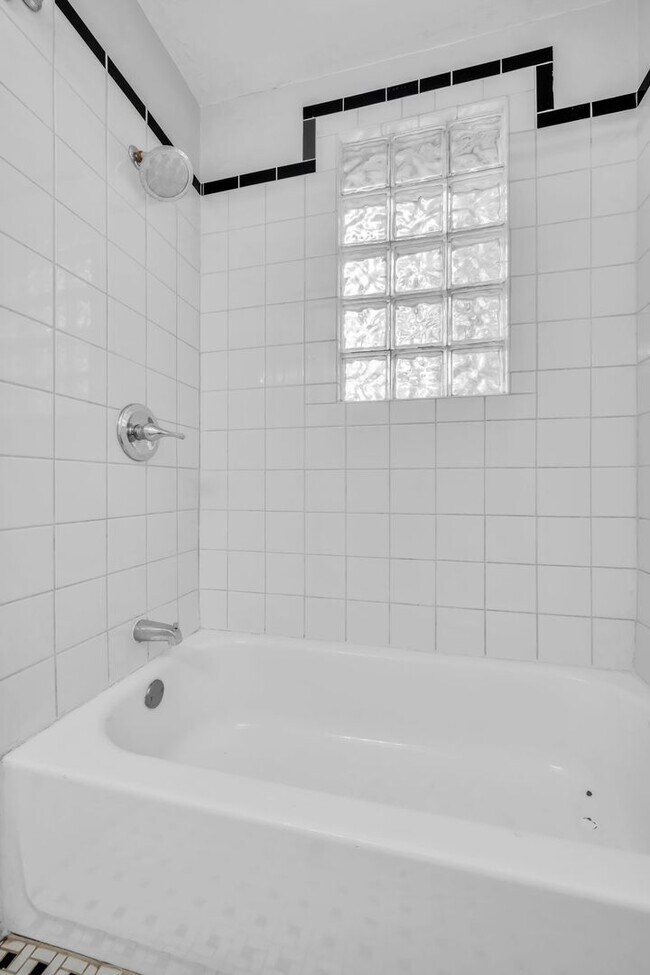 Building Photo - 4 Bed 2 Bath Home | Sylvan Park