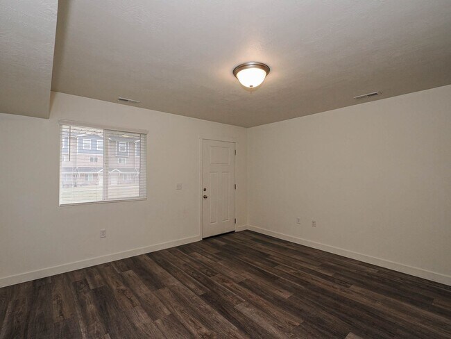 Building Photo - RES_WHITE_8178
