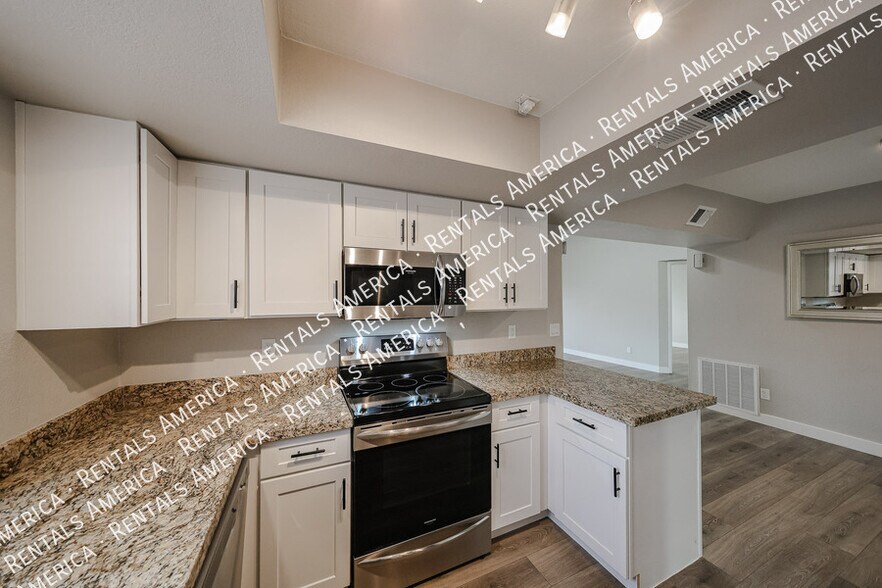 Building Photo - 700 E Mesquite Cir