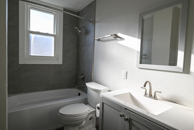 Building Photo - 405-407 W Main St - Duplex