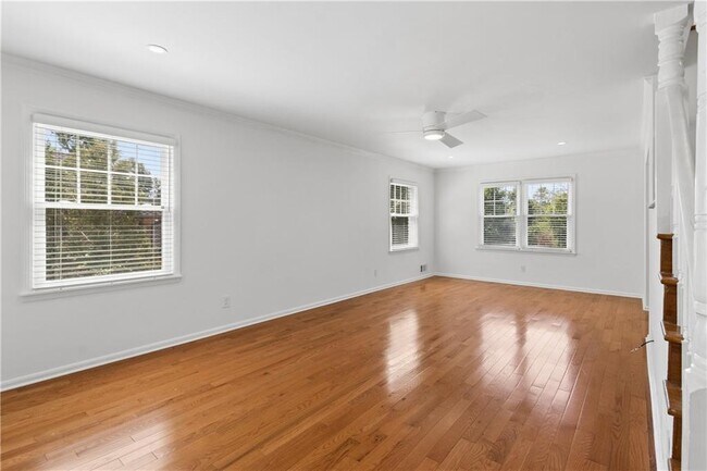 Building Photo - 800 Glenairy Dr NE