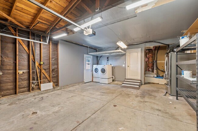 Building Photo - 3661 Slopeview Dr