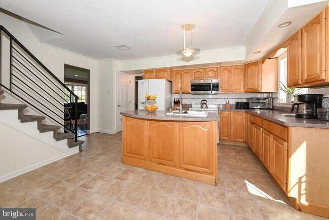 Building Photo - 127 Lark Dr