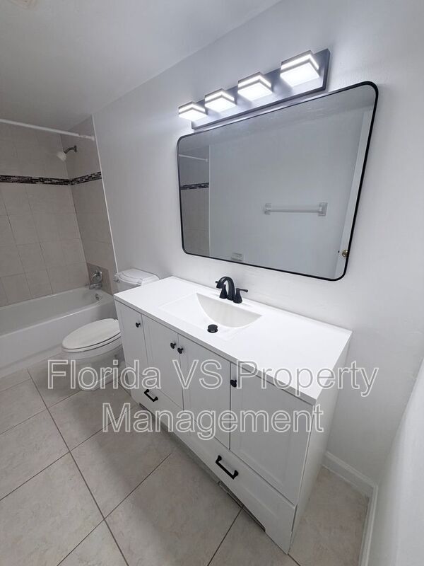 Building Photo - 925 W Oak Ridge Rd