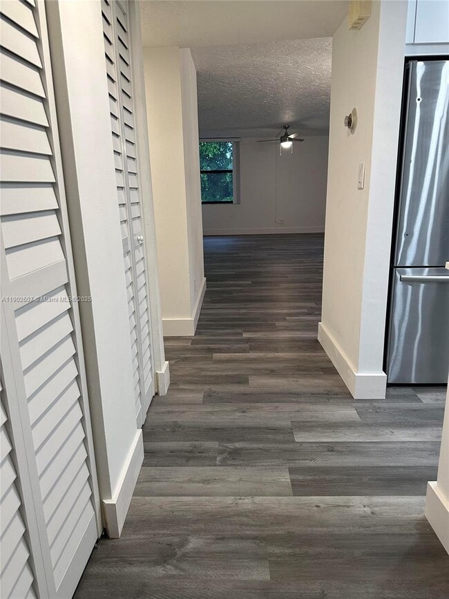 Building Photo - 450 Commodore Dr