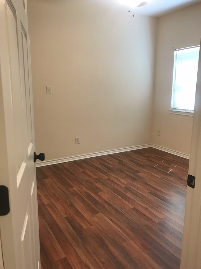 Building Photo - 3933 Riverside Pky